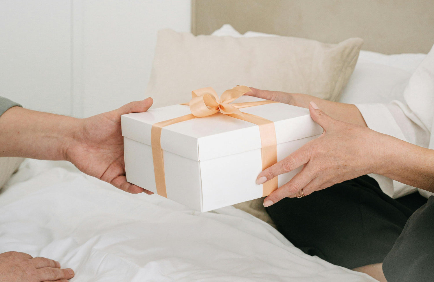 Best Gifts for Women Who Love to Cook – Premium Knife Sets, Elegant Japanese-Style Knives & Unique Cooking Gift Ideas by Hikari Knife