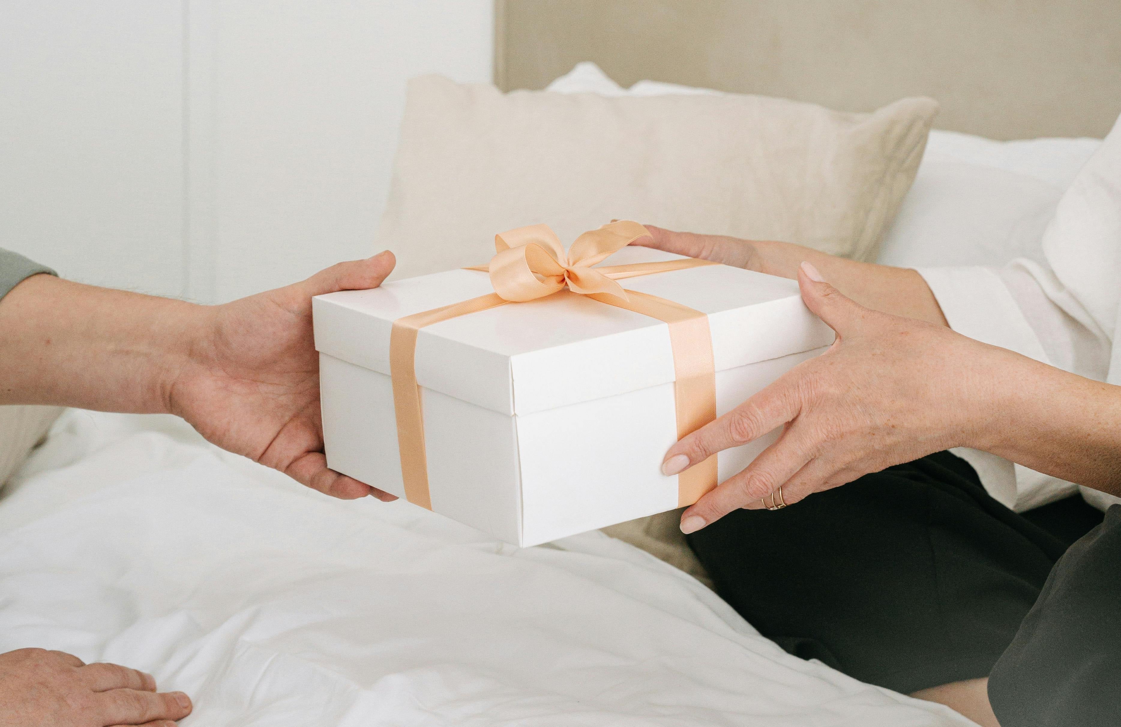 Best Gifts for Women Who Love to Cook – Premium Knife Sets, Elegant Japanese-Style Knives & Unique Cooking Gift Ideas by Hikari Knife